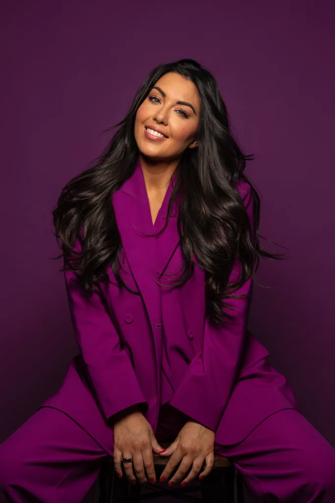 Zakelijk portret van een vrouw met donker haar.