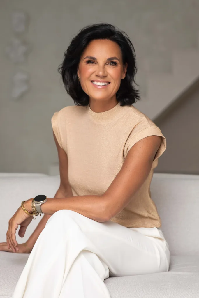 Personal Branding foto gemaakt door zakelijk fotograaf in daglicht Studio Noura in Rotterdam.