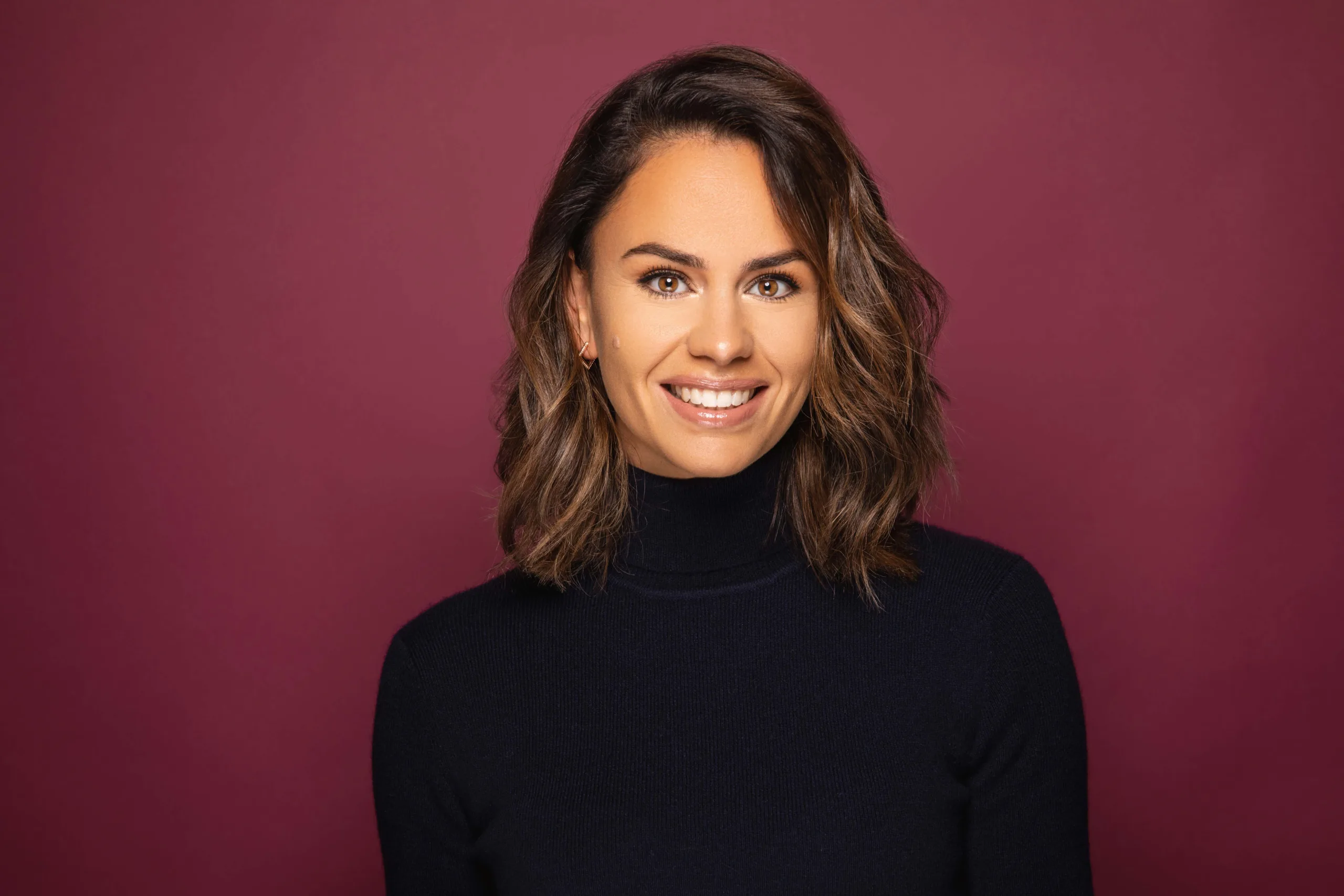 Profielfoto voor LinkedIn gemaakt door zakelijk fotograaf in Rotterdam, lachend in de camera kijkend.