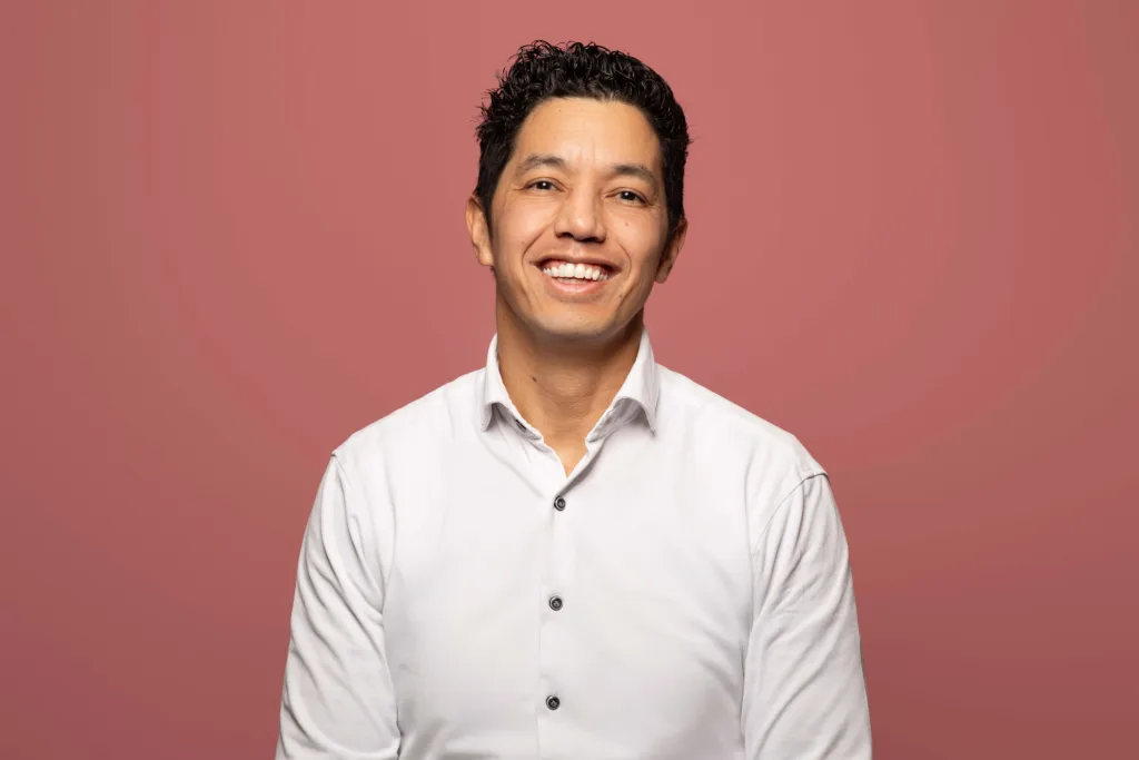 Zakelijk portret/ bedrijfsfotografie van een man met donker haar.