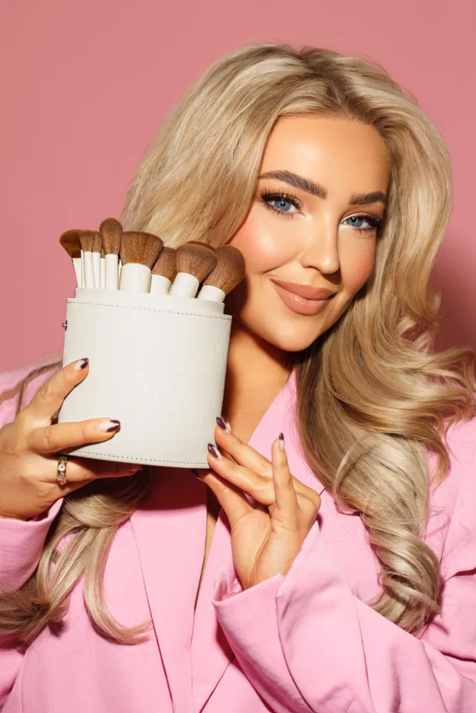 Zakelijke fotoshoot van een blonde vrouw met make-up