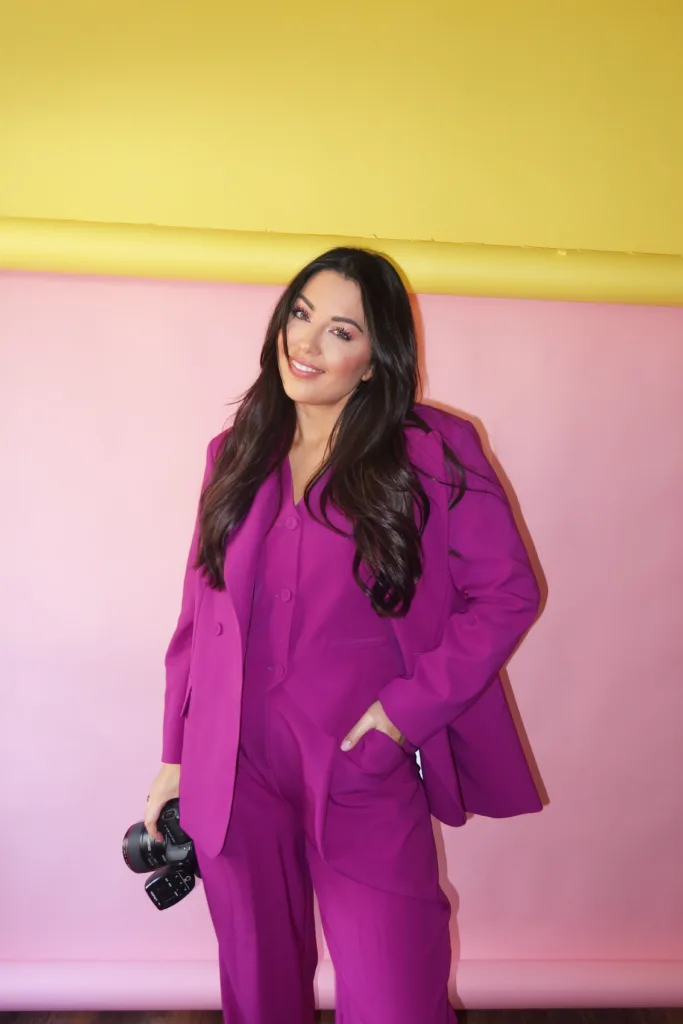 Personal Branding foto van zakelijke fotograaf uit Rotterdam staand voor gekleurde achtergrondrollen in het roze en geel.