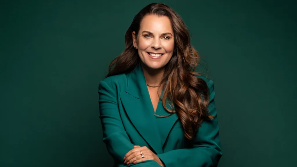 LinkedIn foto van Marjolein Bongers voor een groene achtergrond